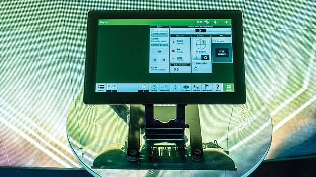 Um monitor John Deere en una mesa.