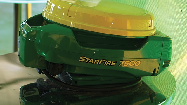 Receptor StarFire 7500 sobre una mesa.