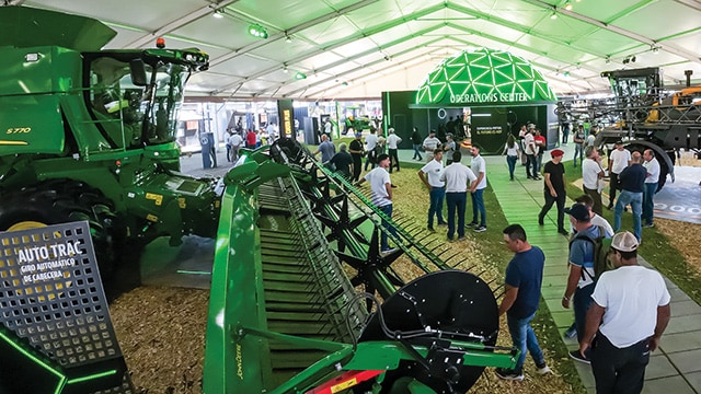 Vista desde el interior de un evento, en el stand de John Deere.
