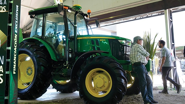 Tractor John Deere 6120E dentro del stand.