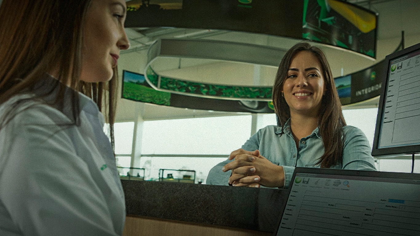 Dos mujeres conversando en un mostrador