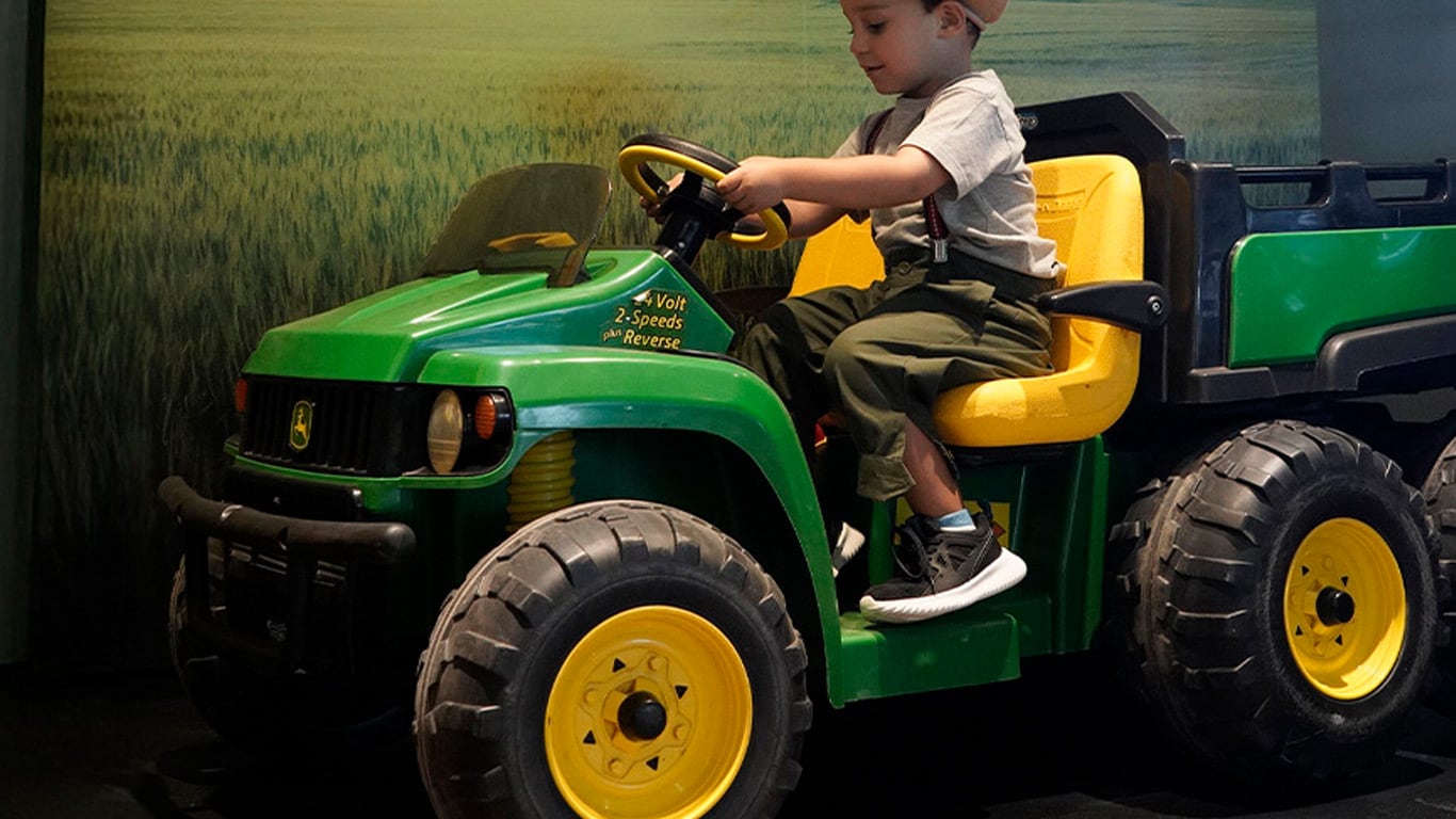 Un niño jugando con un Gator de juguete