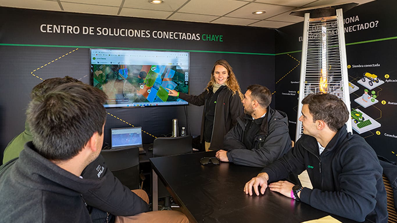 Personas reunidas en una mesa frente a un panel con el título Centro de Soluciones Conectadas Chaye.