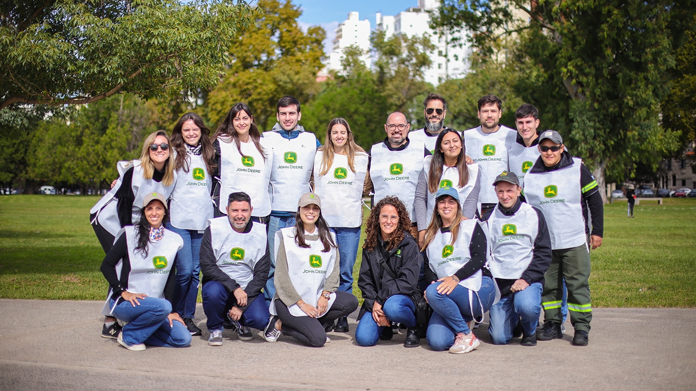 Un grupo de colaboradores uniformados al aire libre.