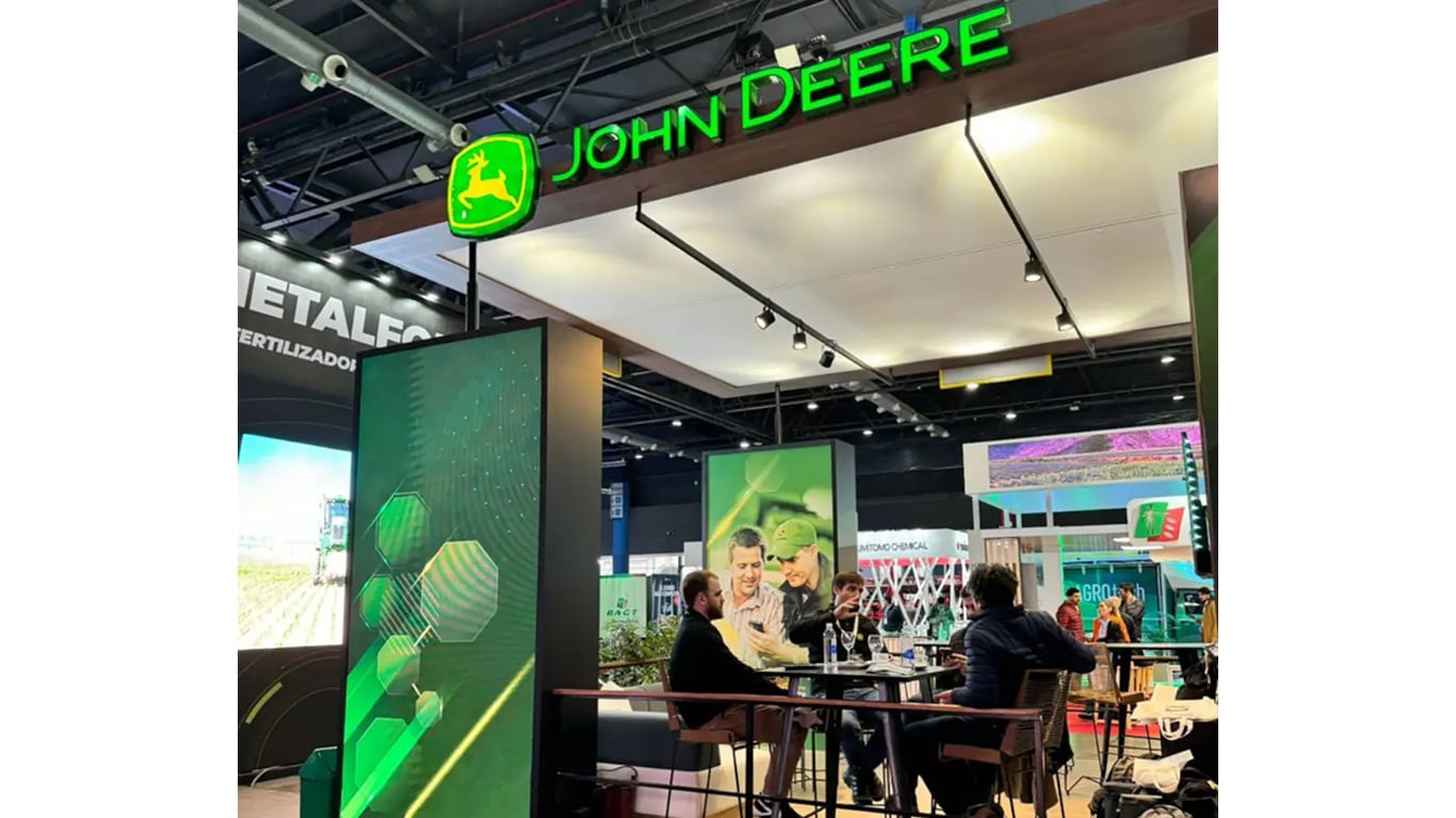 Vista desde dentro del stand de John Deere.