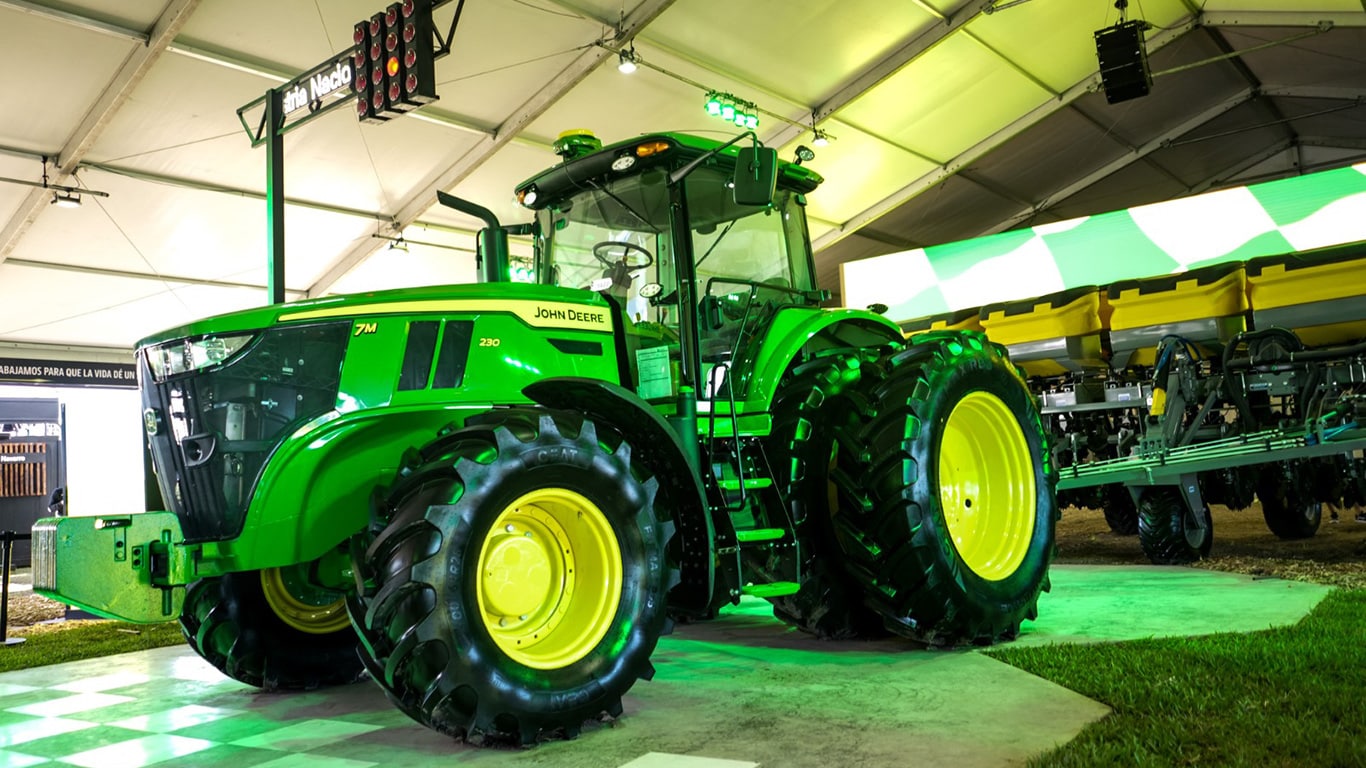 Máquina 7M John&nbsp;Deere en exposición.