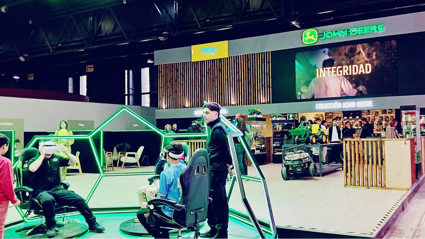 Vista desde dentro del stand de John Deere.