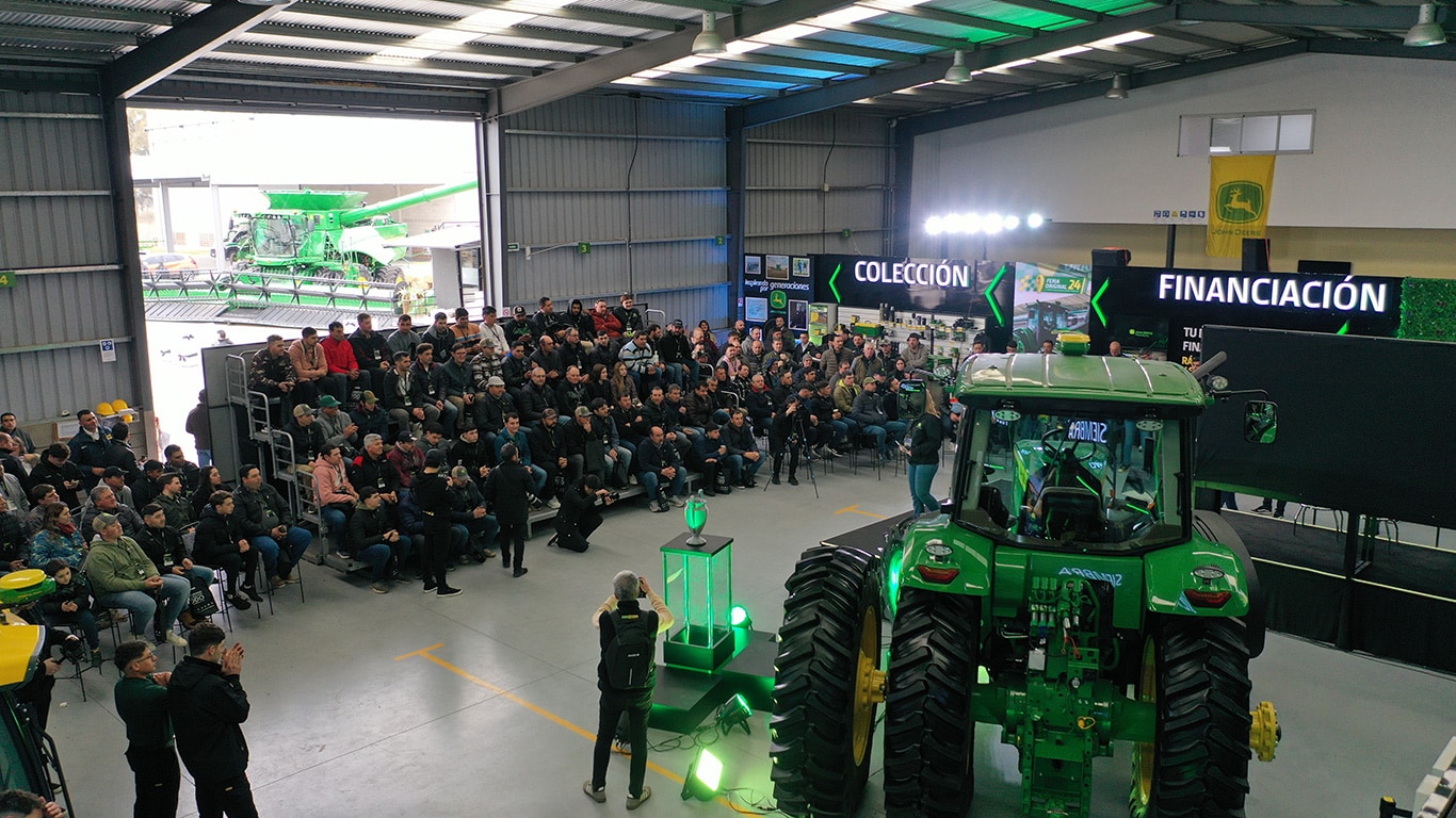 Vista desde dentro del stand de John Deere.