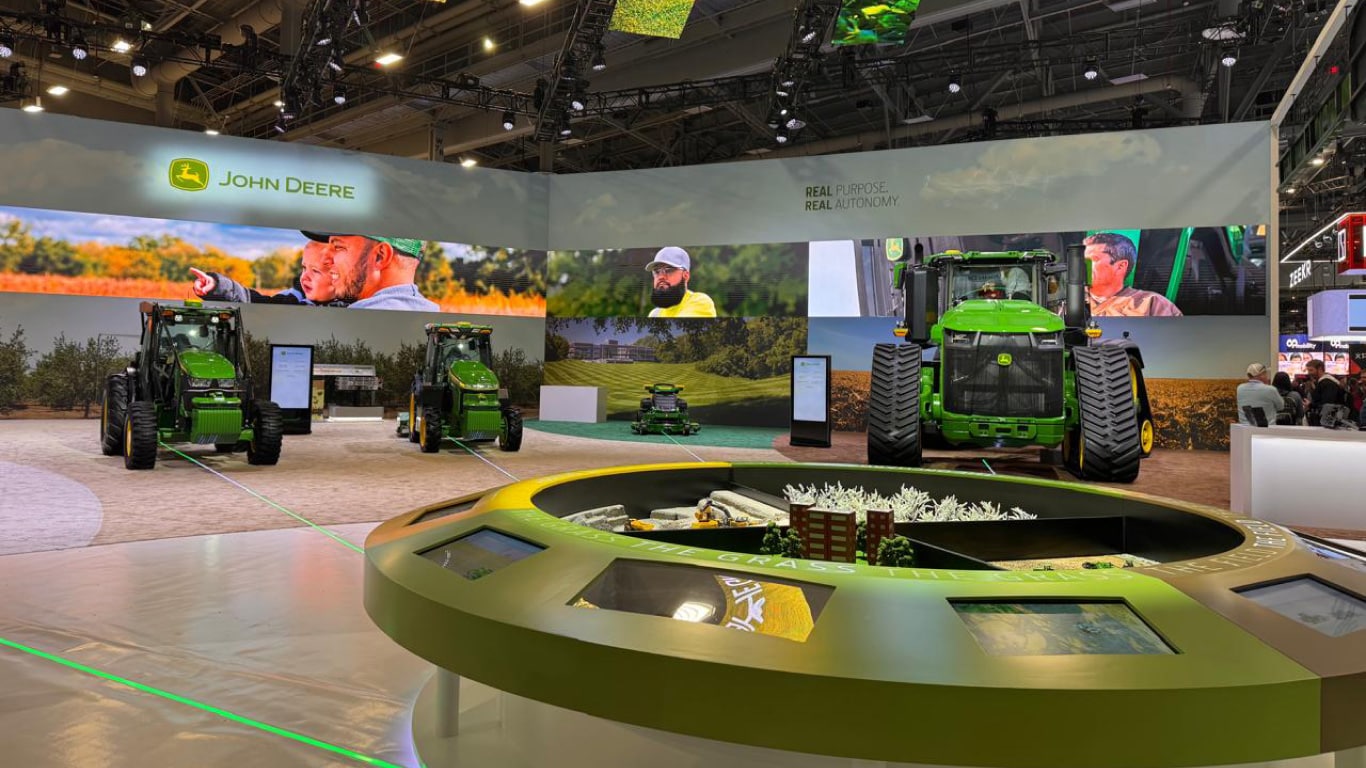 Vista desde dentro del stand de John Deere.