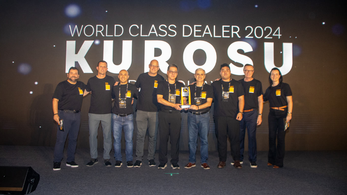Un grupo de 9 personas de GT Corp y John&nbsp;Deere están celebrando el Kurosu en el evento World Class Dealer.