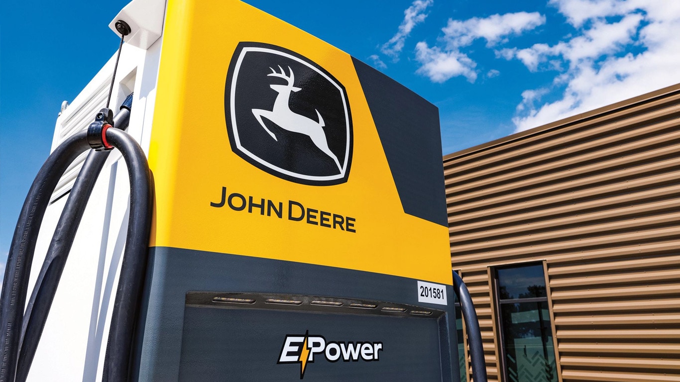 Primer plano de una estación de carga John Deere E-Power