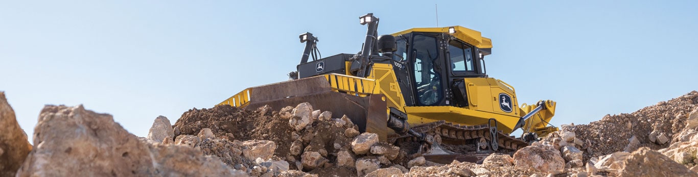 Bulldozer P-Tier 1050 en terreno rocoso, maniobrando activamente entre grandes rocas