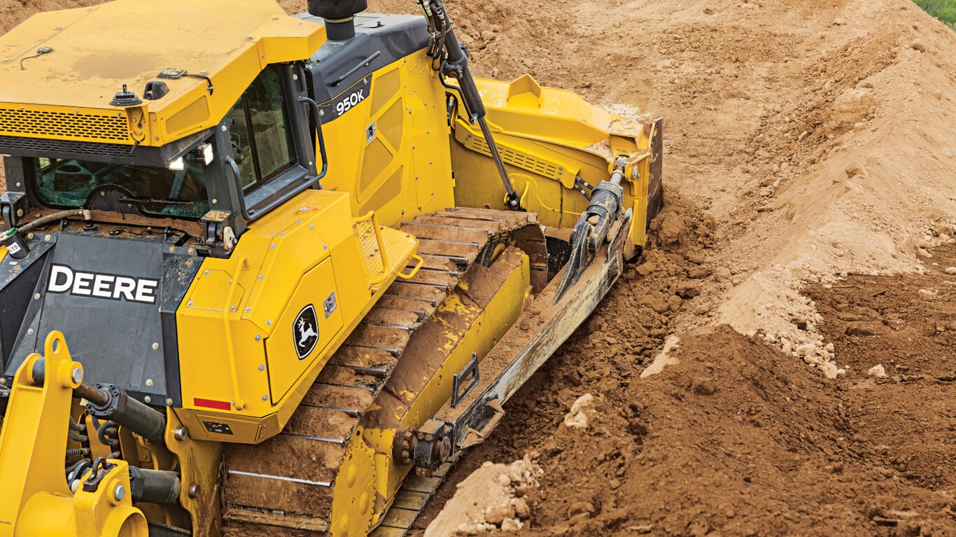 Vista trasera de un bulldozer 950K en un lugar de trabajo.