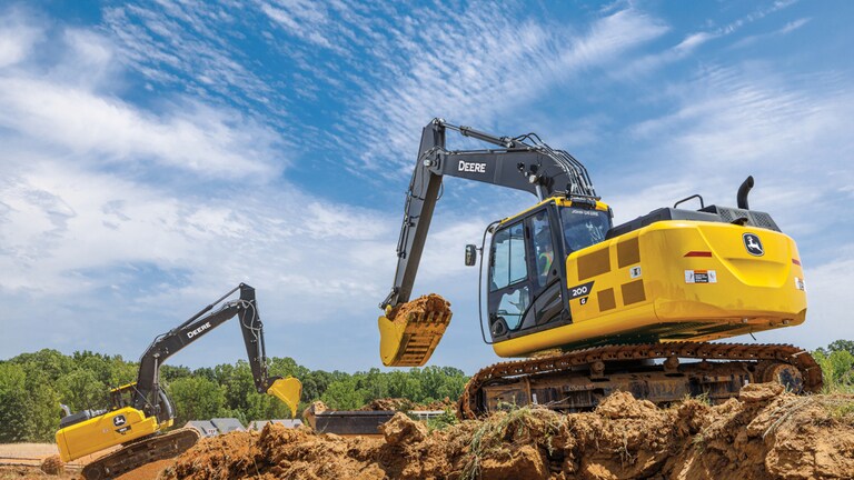 Una Excavadora 200G mueve tierra en un lugar de trabajo con una Excavadora 180P-Tier que también mueve tierra en el fondo.