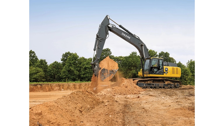 Una Excavadora 300P-Tier mueve tierra en un lugar de trabajo.