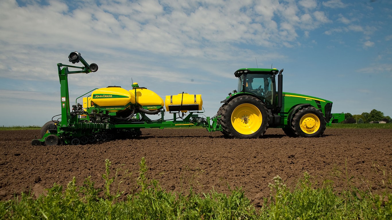 Implemento John Deere trabajando.