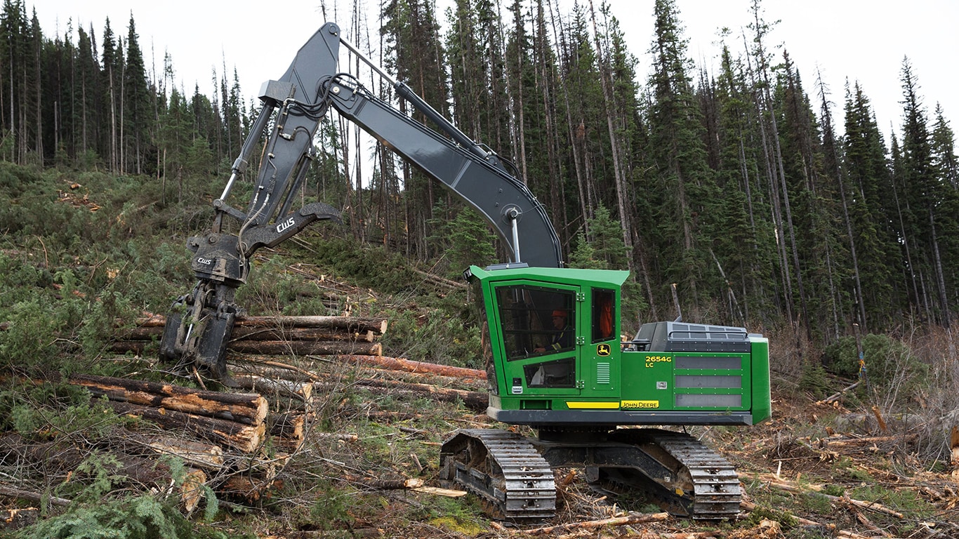 Máquina Forestal Giratoria 2654G en campo.