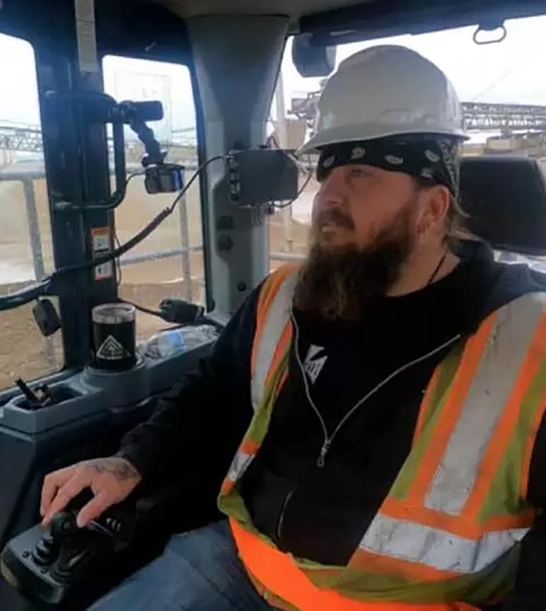 Bob dentro de la cabina de una máquina de construcción