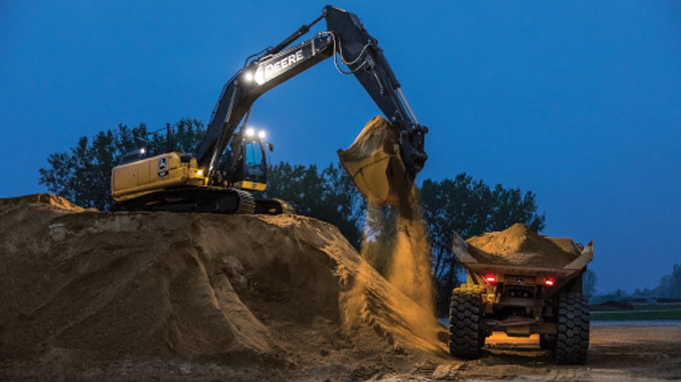 Equipo de construcción de John Deere levantando la tierra