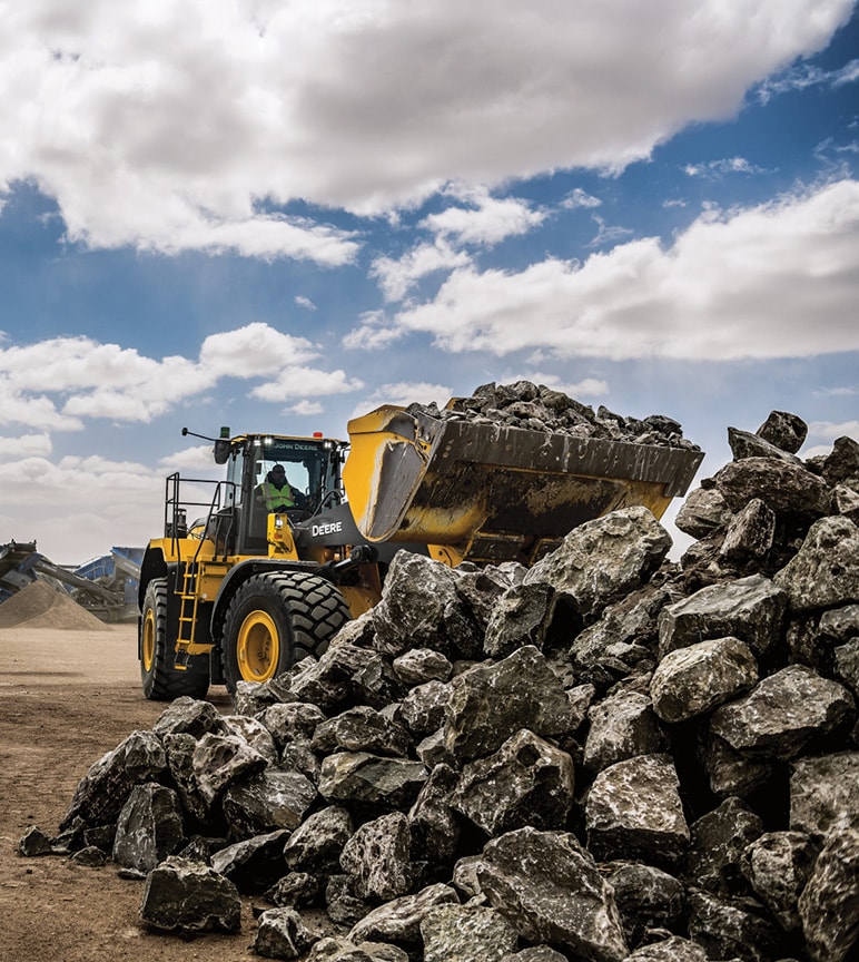 Equipos de construcción Deere amontonando rocas