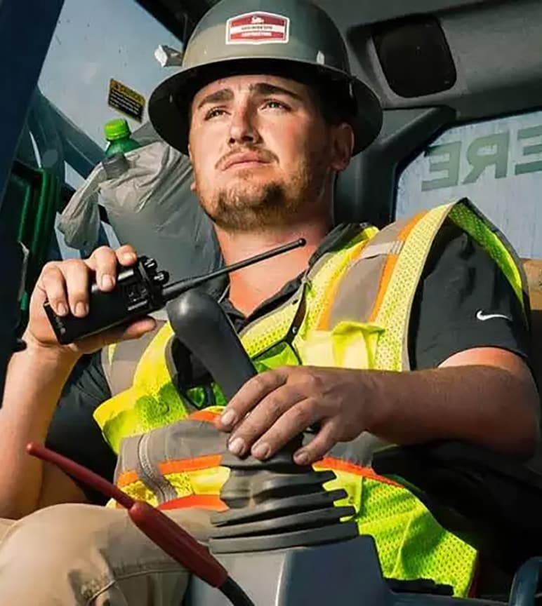 Will operando una máquina mientras habla por un walkie talkie