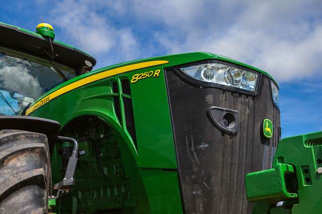 Parte delantera del tractor John Deere 8250R