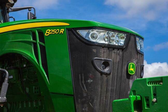 Parte delantera del tractor John Deere 8250R