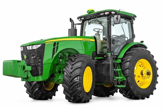 Tractor John Deere 8250R en estudio com fondo blanco