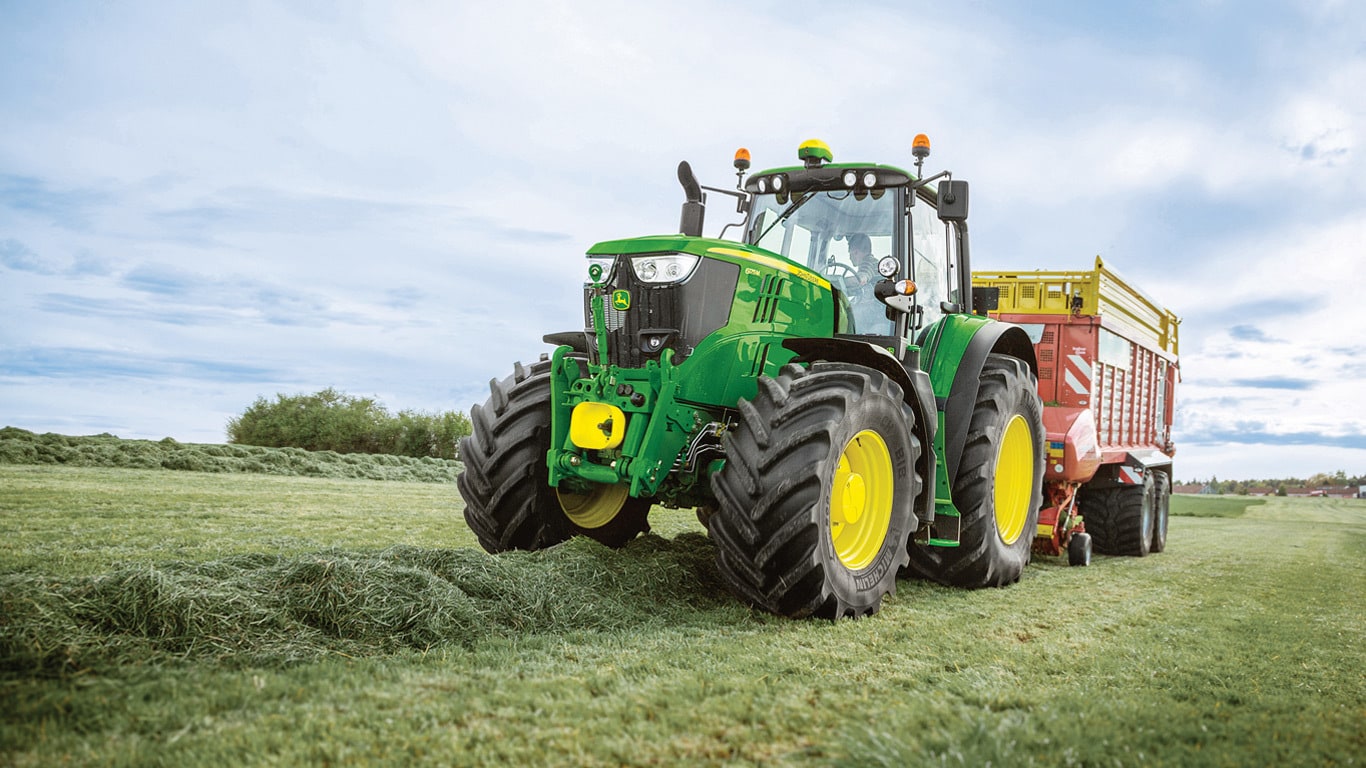 Tractor 6175M en campo.