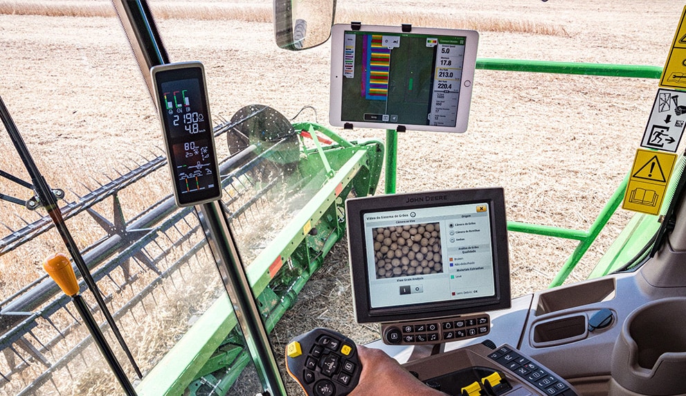 Interior de la cosechadora, con los controles de mando y los monitores.