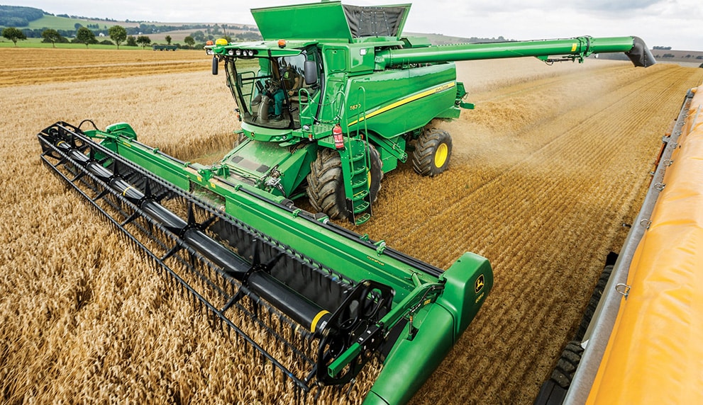 Una cosechadora John Deere S700 en funcionamiento.