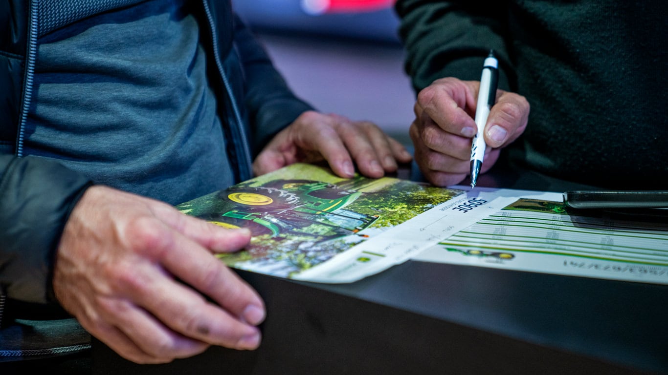 Cliente y concesionario en Expo Rural de Palermo