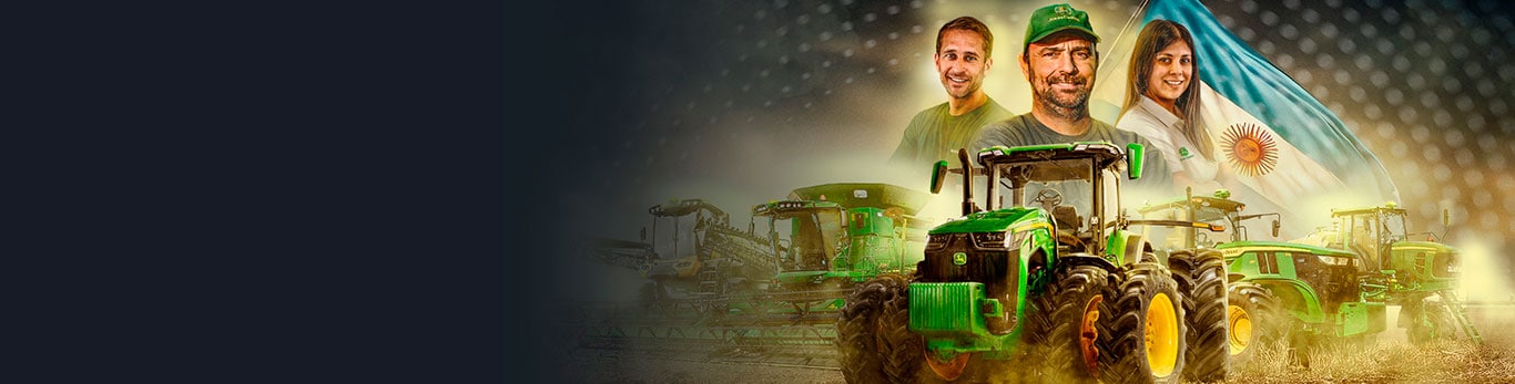 En primer plano, máquinas John&nbsp;Deere posicionadas lado a lado; en segundo plano, tres personas con los brazos cruzados; en tercer plano, la bandera de Argentina.