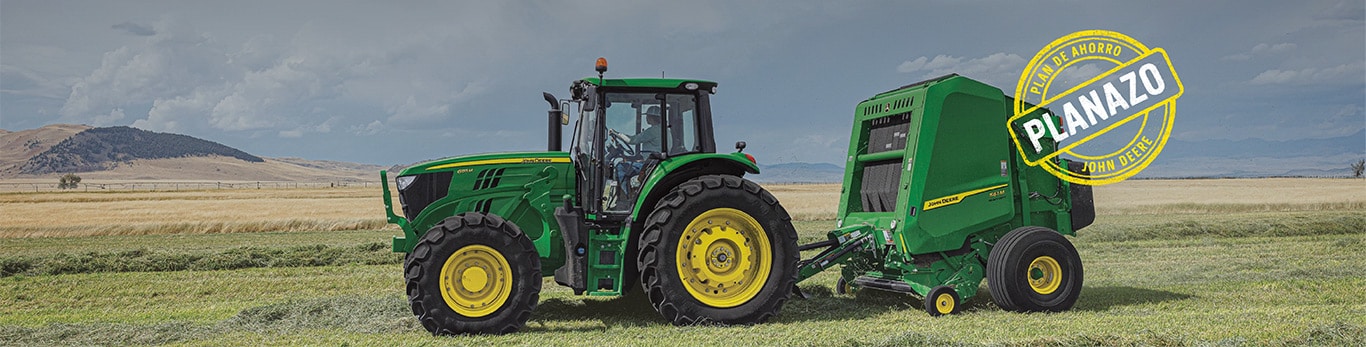 Tractor John Deere trabajando en el campo con maquinaria agr&iacute;cola en movimiento.
