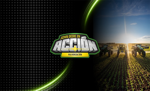 Tres pulverizadores trabajan en un cultivo al amanecer, con el sol iluminando las hileras del campo, con el texto "John Deere en Acción Pulverización"