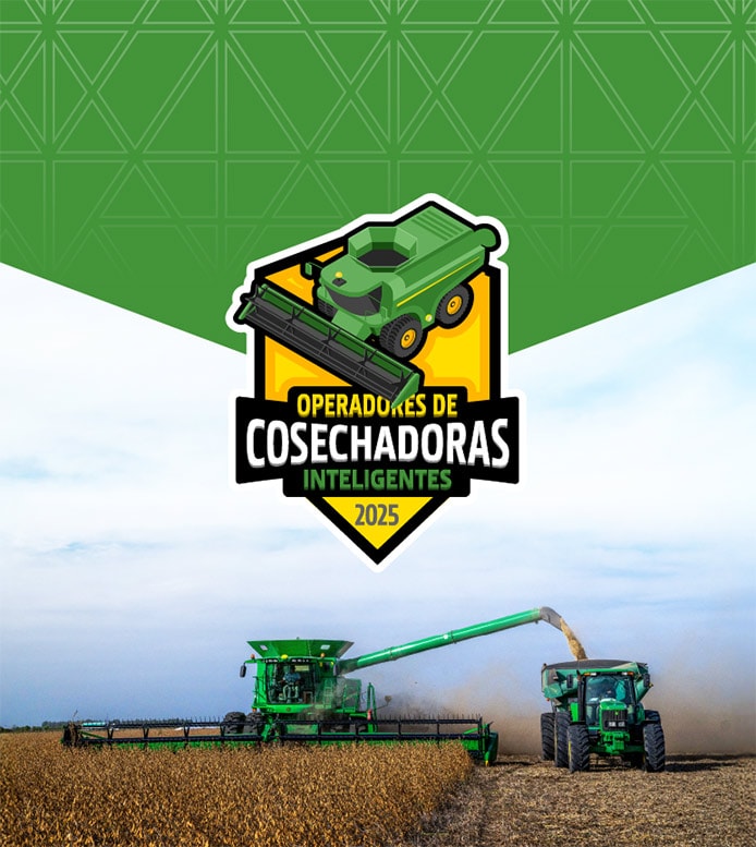 Cortadora de vacío John Deere en el campo, debajo de una pancarta verde con el logotipo Operadores de Cosechadoras Inteligentes 2025