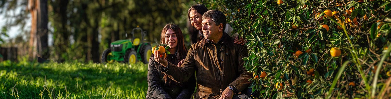 Familia reunida bajo un árbol.