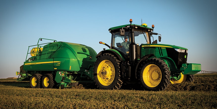 Tractor 7R con megaenfardadora Tractor 7R con megaenfardadora
