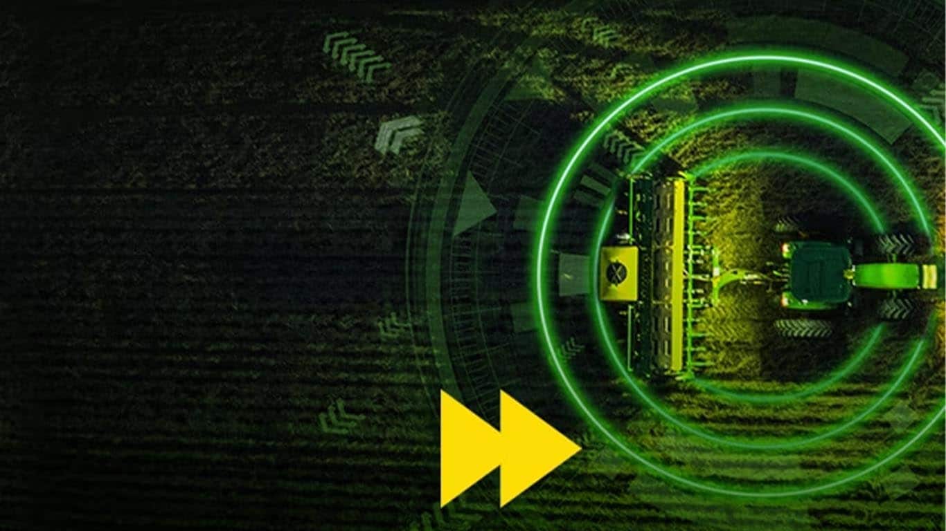 máquina John Deere vista desde arriba funcionando, una edición de círculos verdes en la parte superior, con una flecha amarilla
