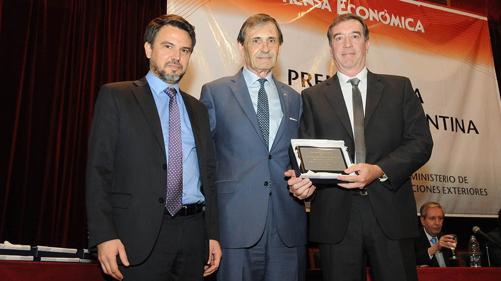 Martin Beyries, Asuntos Corporativos de John Deere e Sérgio Fernandez, Director Industrial de la planta de Rosário, recibindo el premio a la Exportación