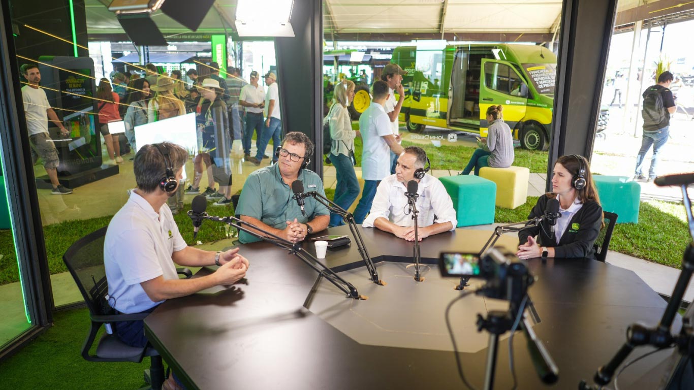 John Deere amplifica la experiencia Expoagro  - Mesa de Podcast dentro de un evento de John Deere