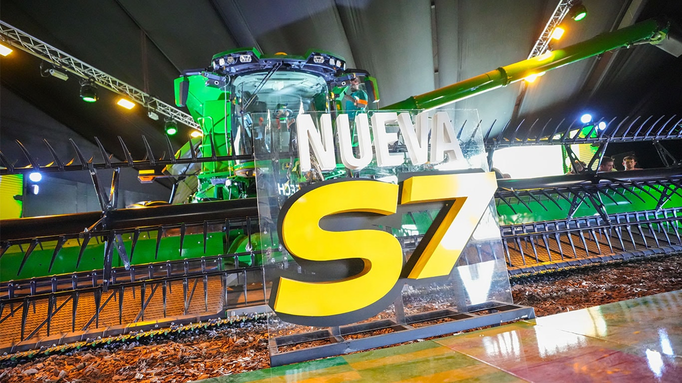 Cosechadora S7 con una placa de acrílico que dice "Nueva S7"