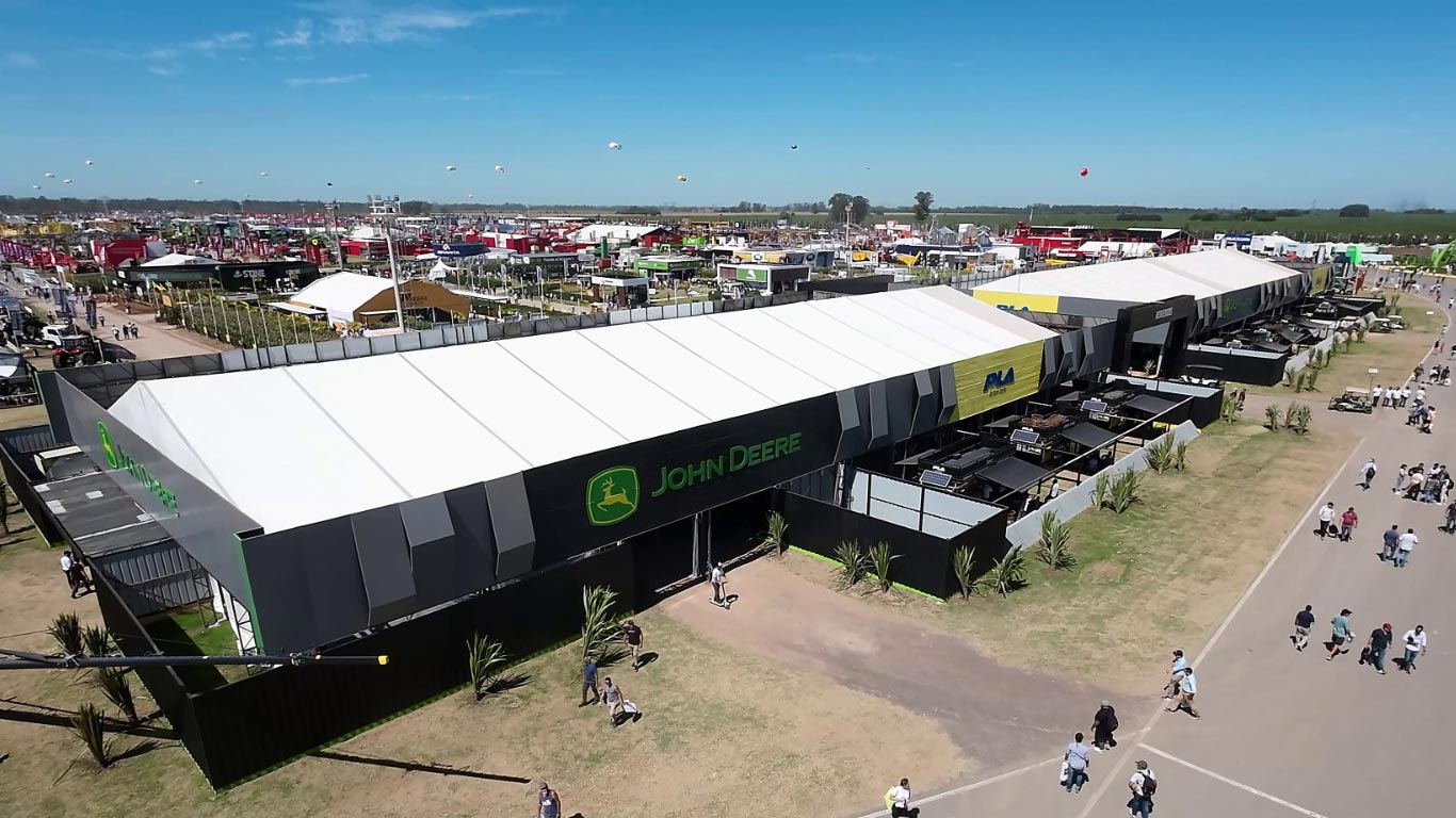 John Deere en Expoagro 2025 - Vista desde la parte superior del exterior de un stand de John Deere en Expoagro.