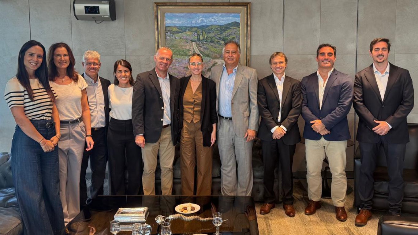 Un grupo de personas posando lado a lado para una foto.
