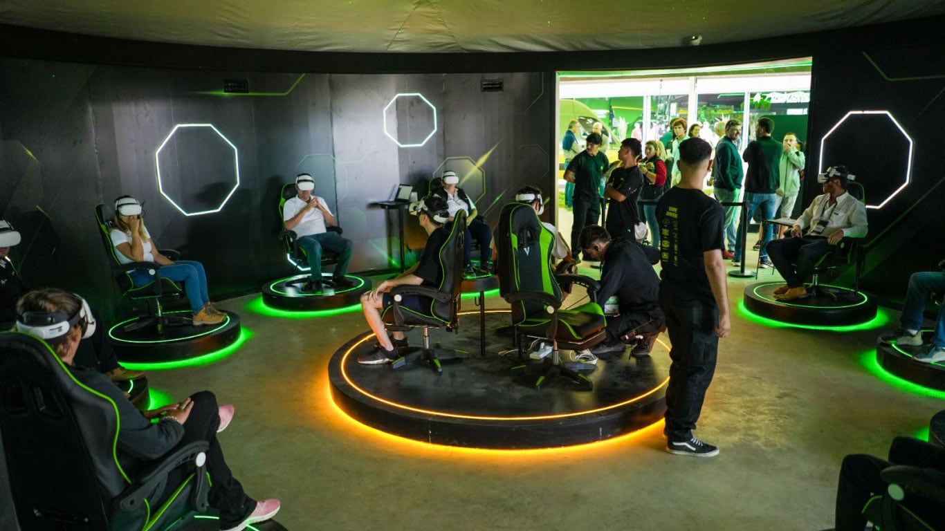 La propuesta de John Deere para Expoagro  - Parte interior de un stand de realidad virtual de John Deere.