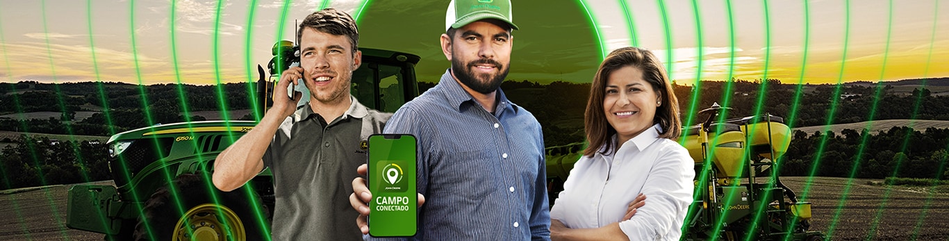 Dos hombres y una mujer, mostrando un celular con el logo del Campo Conectado en frente de un tractor.