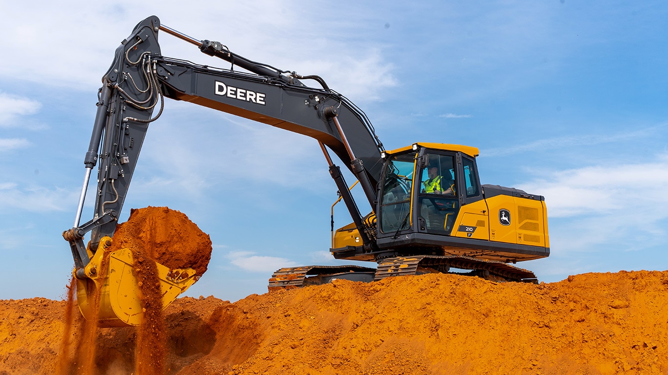 Excavadora con suciedad marrón claro recogida