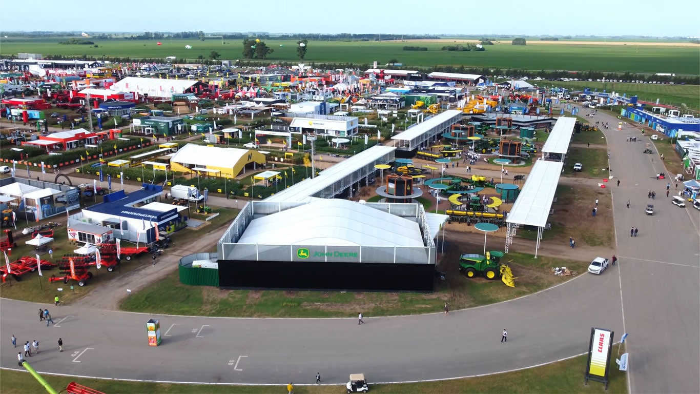 Foto aérea del stand de John Deere en la feria Expoagro 2025.