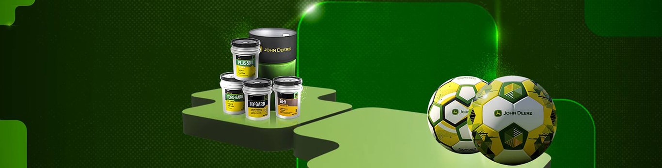 Fondo verde con detalles cuadrados, lubricantes en el medio, y pelotas de fútbol de John Deere en la esquina inferior derecha.