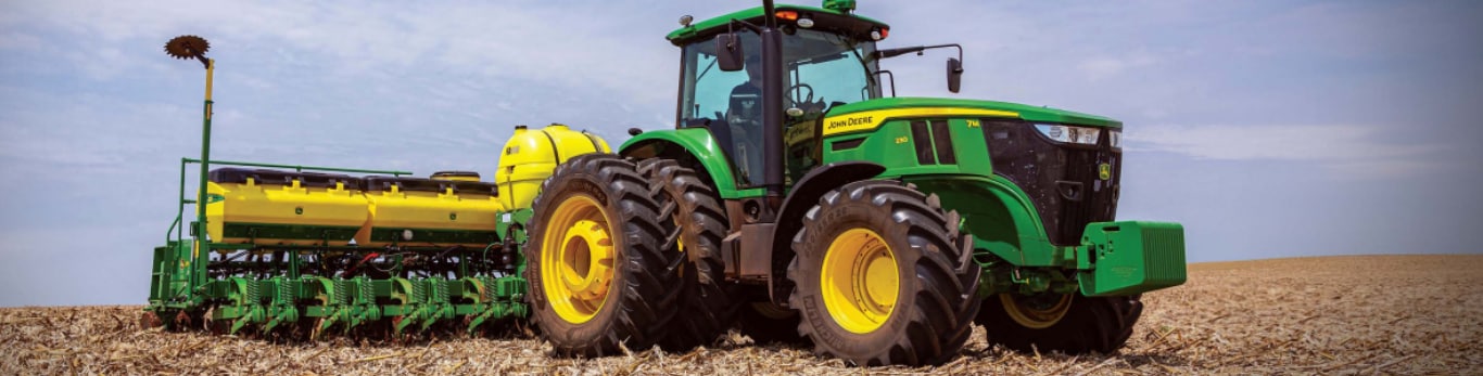 Tractor John Deere en el campo.